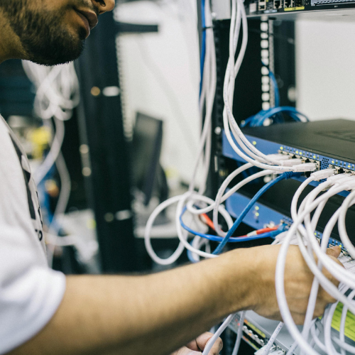 Foto de Field Engineer: https://www.pexels.com/es-es/foto/man-connection-utp-cables-en-switch-hub-dentro-de-la-habitacion-442150/